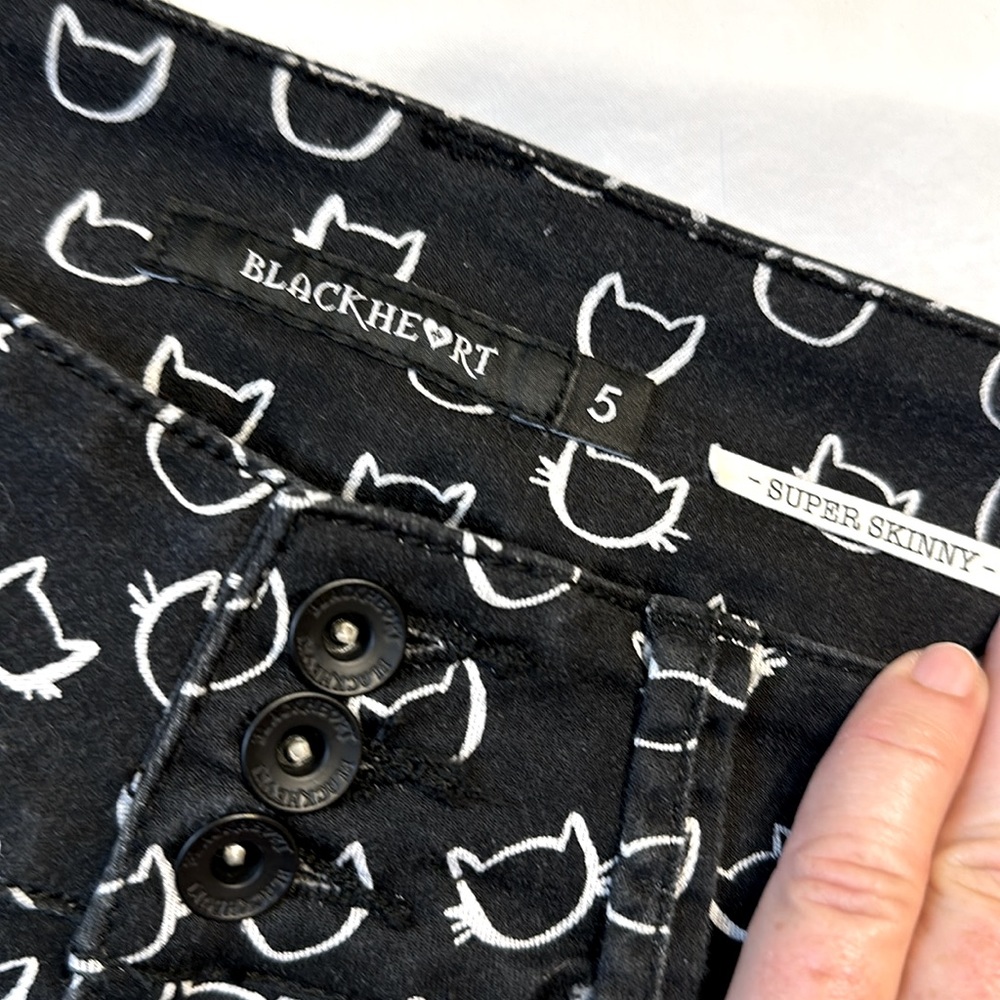 EUC Blackheart size 5 skinny jeans black with cat print